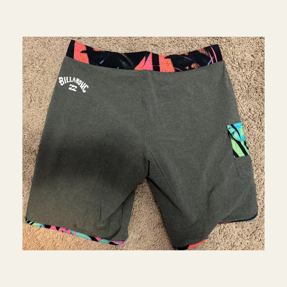 Billabong Board Shorts - Picture 2 of 3